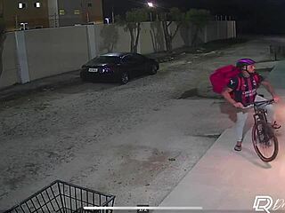 Pedi um lanche no ifood e seduzi o entregador gozei gostoso no pau desse safado