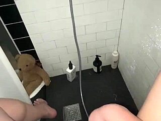 arabische junge 18+ Saudi-Escort-Maus wichst ihre enge 18+ Fotze unter der Dusche - Arabian Snowwhite - realer Amateur aus LA