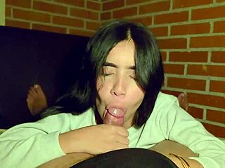 18+ elev får store naturlige pupper knullet av gammel kusine midt på natta