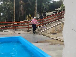 Bricklayer Convinces Boss's Wife For Intense Blowjob In Bathroom!