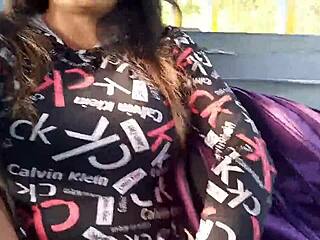 Cudzinec ma hladí veľké prsia v autobuse, tak sme sa šialene vybavili