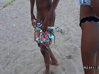 Szex a strandon: nedves punci és kézimunka akció?