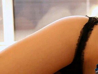 Wytrzymasz patrzeć jak gamerka 18+ zrzuca ciuchy z ciasnego ciała i pokazuje wygoloną cipkę?