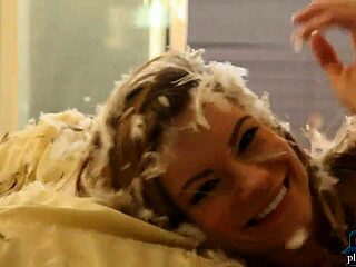 Vydržíš sledovat tu gamer 18letku svlékat se z těsné postavy a ukazovat oholene kundu?