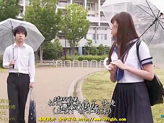 Hashimoto Arina v glasbenem videu s kostumi in privlačnimi melodijami deli umetniško nastopanje