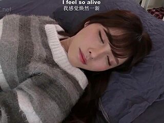 Hashimoto Arina v glasbenem videu s kostumi in privlačnimi melodijami deli umetniško nastopanje