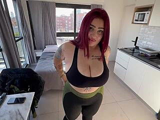 pelirroja culona se folla a su entrenador y recibe semen en su cara