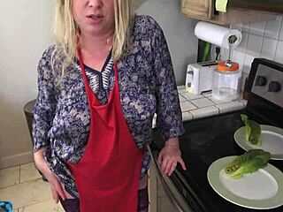 Milker stedsøn med store naturlige patter på køkkenet før date