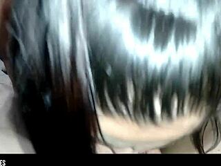 Aí soca esse pau gostoso. Novinha rabunda e namorado sarado dotado transam com intensidade