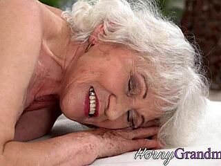 Mamie suce la bite dure du masseur