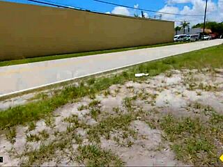 두툼한 금발 밀프 도로변 구조원한테 야외 POV로 거칠게 박히는 중