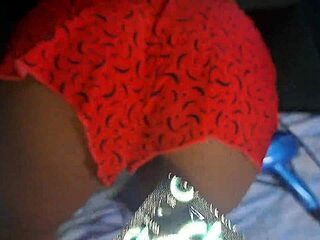 peguei a empregadinha sem camiseta na sala com calor ofereci grana e ela deu seu popo