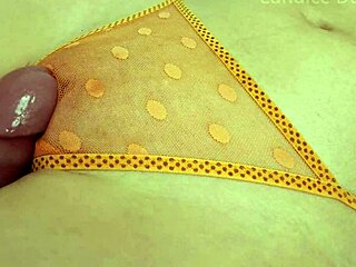 Dlaczego ta urocza laska 18+ masuje ciasną cipkę przez majtki aż kremowa sperma kapie?