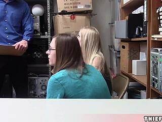 Novinha 18+ Fofa Emma Apanha de Quatro Duro do Guarda no Shopping com Namorado Assistindo