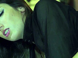 Valentina Ricci et Clea Gaultier plongent dans jeu lesbien sensuel gros nichons godemiché enfoncé sur lit