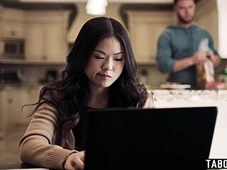 Hey jeune asiatique 18+ Lulu Chu surprend MILF Slimthick Vic baiser coloc Seth Gamble