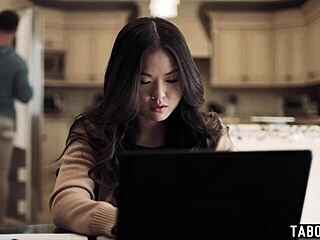 Hey jeune asiatique 18+ Lulu Chu surprend MILF Slimthick Vic baiser coloc Seth Gamble