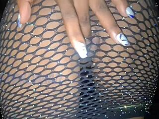 putain, jake d me chope et me défonce la chatte trempée sur son lit, jambes en l'air, en faisant gicler partout, désolé jake.