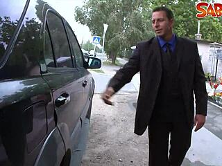 Žhavá vdova zkoumá evropskou blondýnu análně s hlubokým oralem a tvrdým výstřikem interaktivně