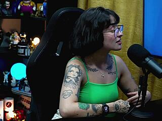 Martina Oliveira dukker nøgen op i sin eneste Xvideos-video fra podcasten Púpum no Barraco i 4K, frister med naturlige bryster og snavset snak under udendørs interview