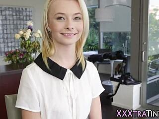 Tämä pieni blondi teini-tyttö astuu lavalle hieroen pientä vartaloaan pienillä titeillä HD:ssä johtuen kuminlaukaisuun nuorelle keholleen