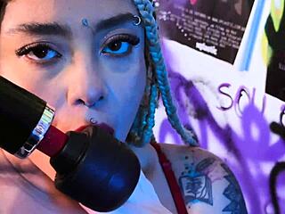 Få mig til at komme så vildt mens du slikker mine fødder