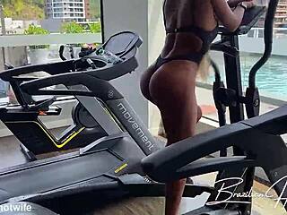 Meu Corno Hints at Couple's Intimate Ass Play