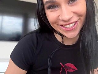 O jebeno, moja gotička 18+ pastorka Delilah Dagger konačno me pusti da je creampieujem u velikom dupetu u doggystyle-u... nije prava sestra ali kućna fantazija sa Scott Stark