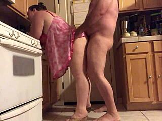 Съпругата подрежда рафтовете в уютната кухня