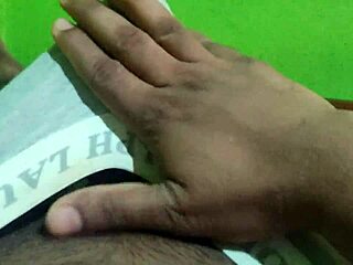 blockdilo does a solo handjob with his black cock in this quick session