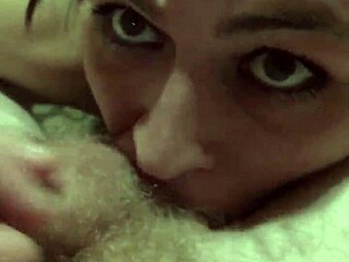 Princeza se ponaša kao dobra 18+ cura rukirajući jajima i grlom sa drugaricom