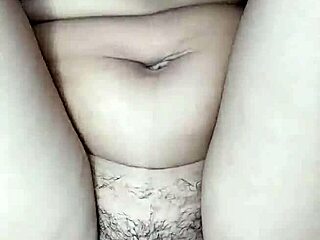 Joven Caliente Coño Peludo Se Masturba Cabalgando A Escondidas Hasta Correrse En Creamy