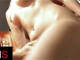 Søt uskyldig slampa kontrasterer kjekt ansikt med hard anal knull og rimming på bobilgulvet