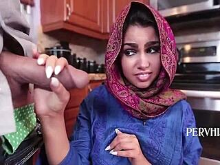 ヒジャブ可愛い子がアメリカ男にハード種付けおっぱい揺れ！
