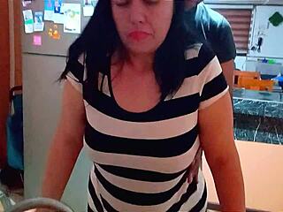 Sted sønnens ven dukker op og knepper mig hårdt mens jeg tørrer op