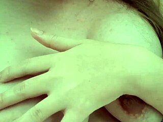 Hei fată însărcinată, călărești jucăria aia masturbându-ți tatele și pizda pentru orgasm rapid?