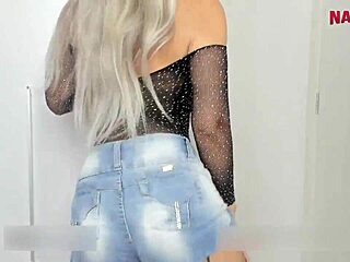 gostosa dances funk with anal plug shaking ass in rhythm and ripped clothes