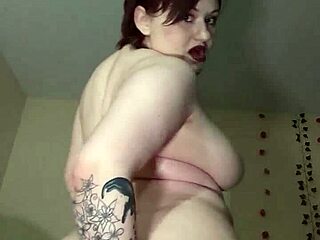 Görbült csaj nagy természetes cicikkel ujjazza szűk segglyukát spriccelős orgazmusig