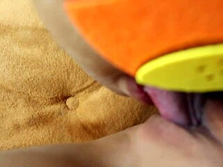 Azijska uniformirana punca liže pičko v necenzurirani solo igri z igračkami in fistingom vitke gospodinje