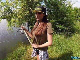 ¡Ey, acabo de follar a esta francesa con tetas naturales enormes en la tienda de campaña de su novio! 😈