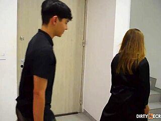 Studentin gibt mir eine Massage dann fickt meinen Arsch mit Creampie Ende