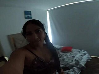 Geile Latina-Stiefschwester tanzt devot allein zu Hause, die neckende Hure macht geil Spaß