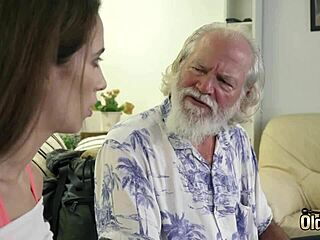 puta que pariu essa novinha 18+ fica molhada louca enquanto o velho mete forte na buceta apertada e goza fundo na garganta