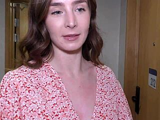 Descubrí a Katie Cooper milf amateur linda con culo sexy en lobby hotel para BBC interracial