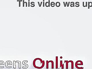 je voluptueuze Britse buurvrouw flitst haar grote natürliche tieten en trekt zich solo af voor het eerst?