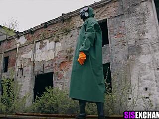 Fire unge 18+ tøser med stedsøster og ikke bror i tabubelagt gruppeknuld med monsterpik og sugepik i postapokalyptisk swap