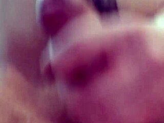 Masturbare solo provocatoare în cadă cu orgasm