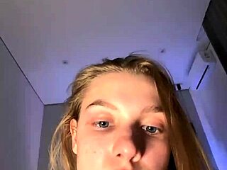 Вебкам-юная 18+ пальцами долбит мокрую тесную пизду до оргазма в жаркой соло-мастурбации