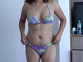 O da, na plaži razkazujem in drkam za pastorka, da močno konča!