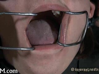 Esclava atada encuentra formas locas de masturbarse pese a las ataduras